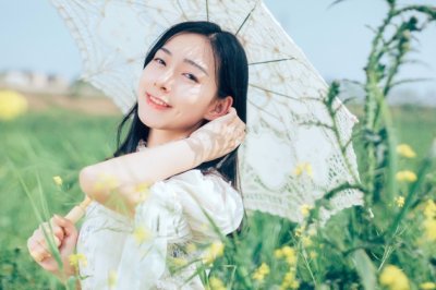 二：小孩子穿好衣服，出门去外面的花园。阳光透过树叶洒在他的身上。他感到暖暖的，心里充满了幸福感。