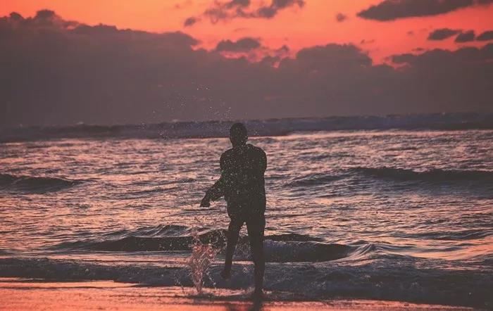 夜晚的灯泡全点亮