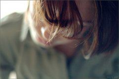 三尺讲台挥汗如雨，一支粉笔指点迷津