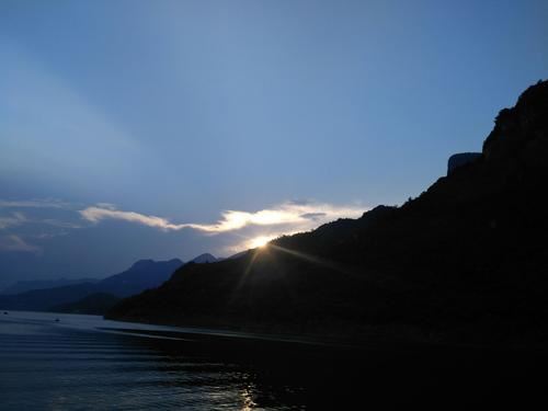 海边相遇的两个陌生人