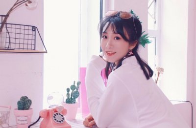 窗外的阳光洒在地面上，穿过密密麻麻的树叶，形成了一个个光斑。我坐在窗前，静静地看着窗外的一切。