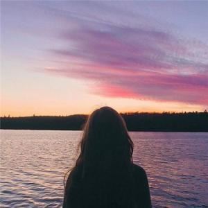 在异国相依为命