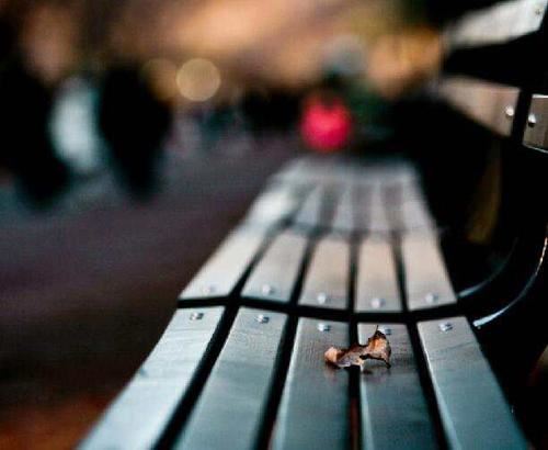 闲坐灯下,享受家庭温馨