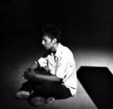 迈着碎步,沉默前行