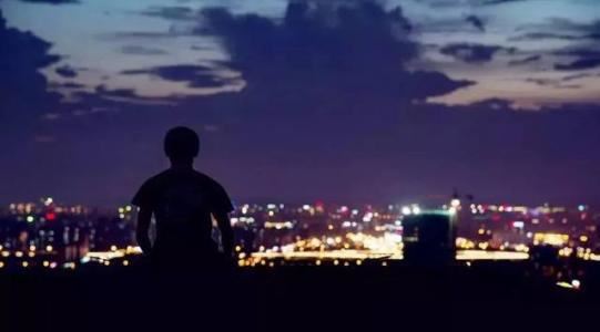 那个像女友一样拉着我过马路的人