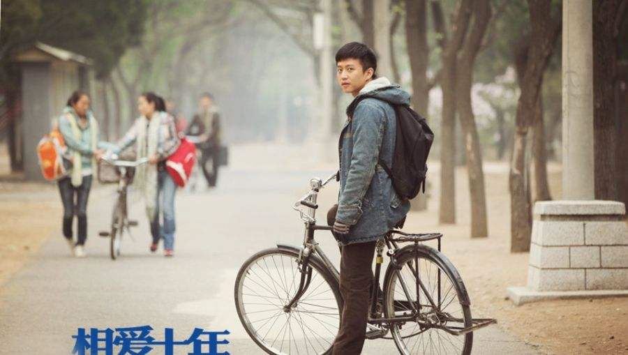 这朵花叫做“紫色妖姬”，它高高地耸立在花坛上，它的颜色鲜艳而丰富，闪耀着神秘的光芒。