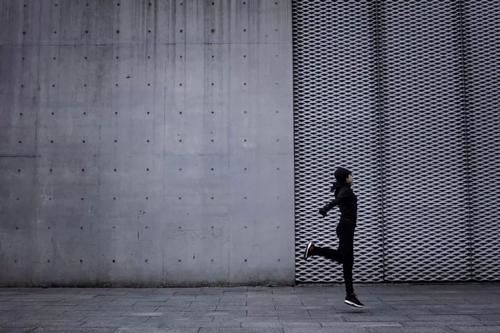 以牢固战线，坚持不懈