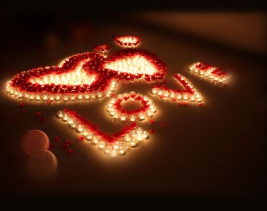 春节的雪地上给兄弟一个拥抱